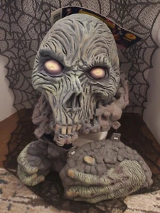 Vintage Skull On Jaw With Two Hands lawn art  Prop Out Of The Yard Halloween New - Picture 1 of 24