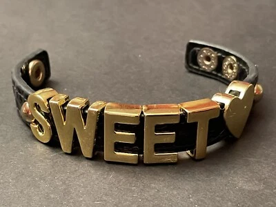 Brazalete BCBG Sweet Heart Brazalete Negro Imitación Cuero Banda a Presión BCBGeneration Foto 1 de 4