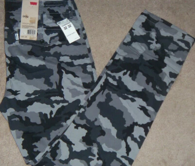 Nuevos pantalones chinos para hombre Levi's gris/negro Gridley camuflados madera de olmo calce regular precio de venta sugerido por el fabricante 58 USD Foto 1 de 4