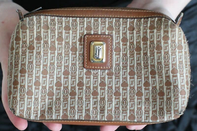 Judith Leiber LOGO LONA Y CUERO Estuche de Maquillaje Cosmético MONOGRAMA y Brazalete de Latón Foto 1 de 4