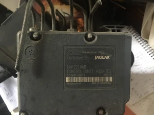 1997 - 2003 JAGUAR X J8  X308  ABS PUMP AND MODULE MNF5920AB  LNF2210AB - Picture 1 of 3