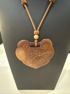 VINTAGE großer chinesischer begehrter Speckstein/Jade braun Anhänger 3,5" an Kordel - Bild 1 von 12