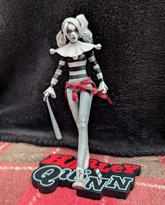 Harley Quinn Breaking Glass: Red, White, Black Statue Steve Pugh #0676/5000 - Image 1 of 4