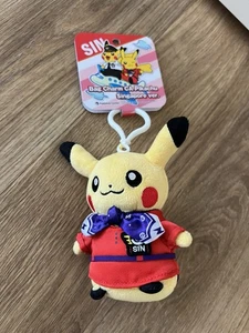 Pokémon Center Singapore exklusive Pikachu Steward Stofftier Schlüsselanhänger - Bild 1 von 5