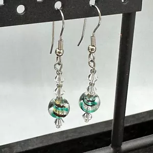 Pendientes con cuentas de vidrio tono plata azul verde rayas cortos delicados perforados 1,5" - Imagen 1 de 8