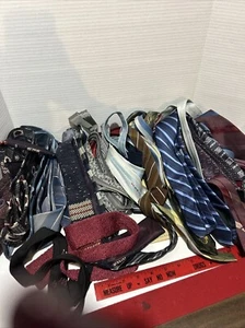 Enorme lotto di cravatte da collo vintage grandi asst di marche e stili usati - Foto 1 di 1