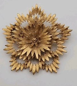 Vintage gold tone signed Monet starburst floral flower chrysanthemum brooch pin - Picture 1 of 5