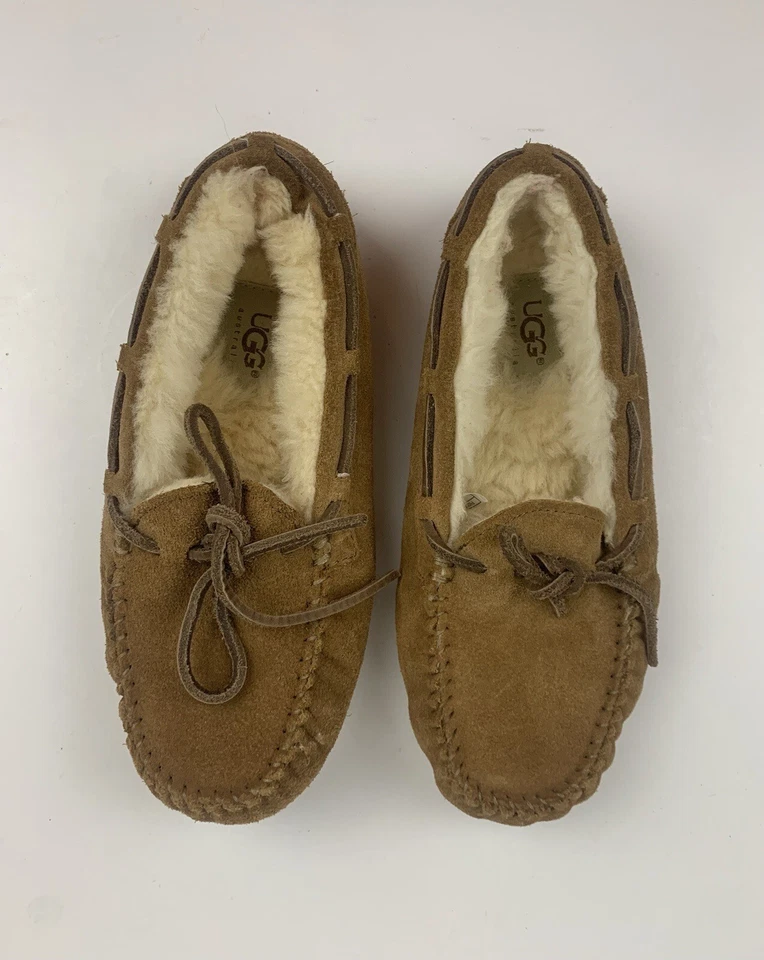 Zapatillas mocasín UGG Dakota unisex niños grandes talla 3 castaño sin cordones piel de oveja Foto 1 de 4
