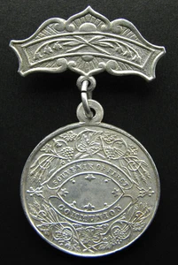 Prendedor religioso recuerdo primera comunión vintage con medalla Jesús niño aluminio - Imagen 1 de 5