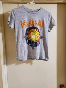 DEF LEPPARD NWT Womens BRAND New cropped Gray TEE shirt size Medium - Picture 1 of 7