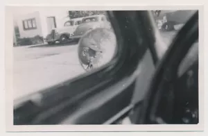UOMO CATTURATO in SPECCHIETTO RETROVISORE FINESTRINO AUTO astratto anni 40 foto insolita - Foto 1 di 1