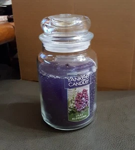Yankee Candle Lilac Blossoms grande 22 oz. Vaso Candle House calentador tarro - Imagen 1 de 10