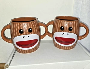 Juego de 2 tazas de café cara de mono calcetín marrón rojo patrón tejido 14 oz tazas de cerámica - Imagen 1 de 4