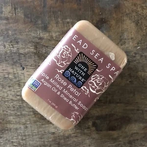 One With Nature Totes Meer Spa dreifach gemahlene Mineralseife Rosenblütenblatt mit Argan Shea - Bild 1 von 3