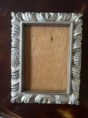 Caballete de madera con marco de fotos de peltre genuino hecho en México Foto 1 de 4