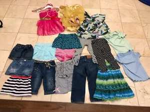 Paket mit 20 Mädchenkleidung Größe 4/4t Disney Belle Kostüm Shirts Röcke Shorts - Bild 1 von 4