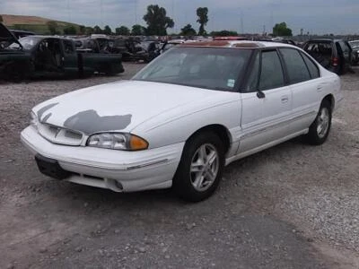 Conjunto de puerta delantera derecha usado se adapta a: Pontiac Bonneville 1996 con cromo Foto 1 de 4