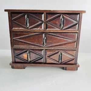 Cassettiera vintage Deluxe in legno portagioie fodera rossa motivo geometrico - Foto 1 di 24
