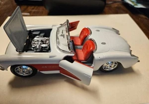 Chevrolet Corvette 1957 Burago 1/24 vintage blanco rojo asientos con canastilla de coche COOL BABY - Imagen 1 de 5