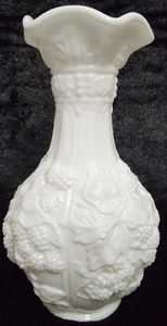 Jarrón vintage de vidrio imperial con patrón de loganberry de leche - Imagen 1 de 7