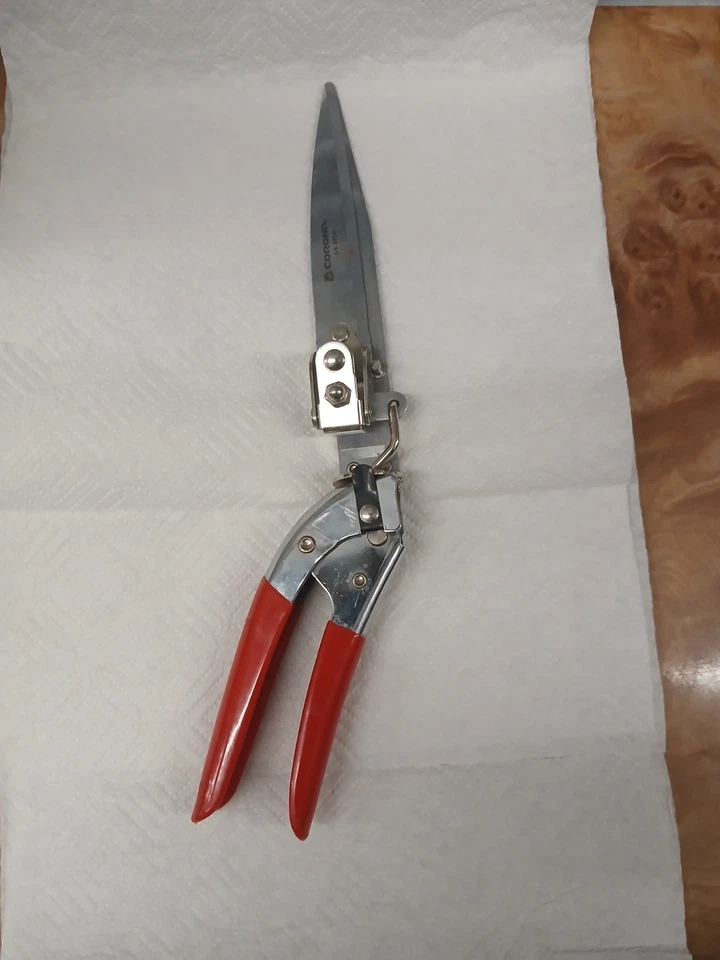 Corona - Tijeras de césped giratorias con mango rojo de fácil agarre - Modelo # GS3750 Foto 1 de 4