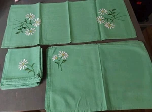Vintage Cotton Embroidered Green Daisy Table Runner Napkins Placemats 8pc - Picture 1 of 9