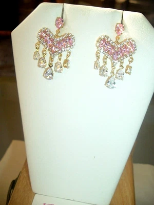 PENDIENTES PERFORADOS CORAZONES CRISTALES COLGANTES CORAZÓN CRISTAL ROSA Betsey Johnson Foto 1 de 4