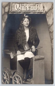 RPPC Niña Minera en Entrada Gluckauf Mina de Sal Berchtesgaden Alemania c1910 - Imagen 1 de 2