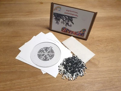 Bügelperlen Set midi - 7 silberne Christbaumkugeln 1000 Perlen + Steckplatte - Bild 1 von 3