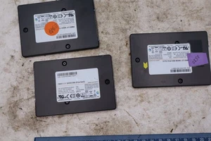 3x Samsung PM983 960GB PCIe Gen3 NVMe 2.5" SSD MZQLB960HAJR -000AZ - Afbeelding 1 van 7