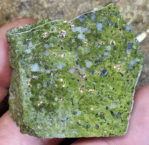 Einheimischer Kupferepidot Calcit in Basaltplatte - Michigan Kupferminen - poliert - Bild 1 von 11