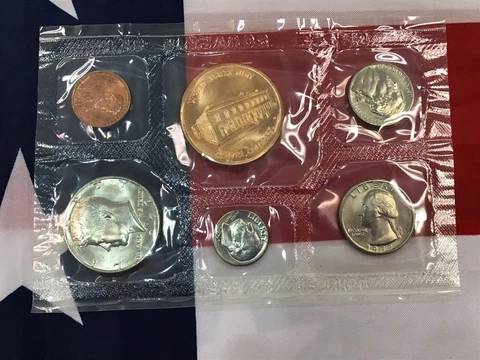 1977-D Official US Mint Souvenir Set as pictured Cover