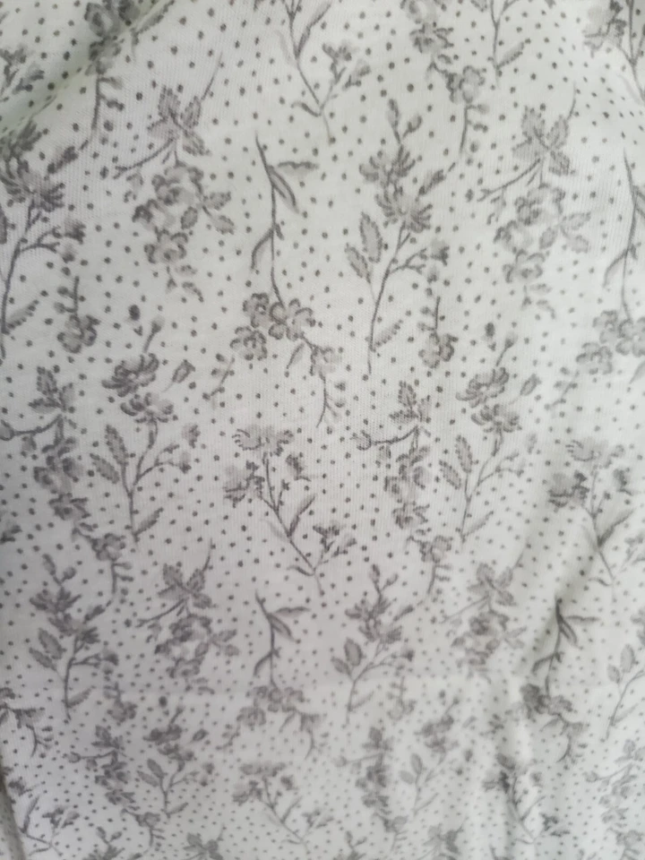 Camiseta remanescente floral cinza/branco algodão/rayon estanho - Imagem 1 de 4