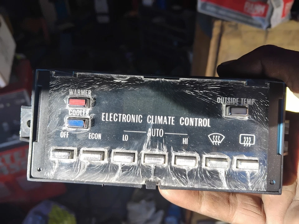 Interruttore elettronico del climatizzatore Cadillac De Ville 1983-1985 - Immagine 1 di 3