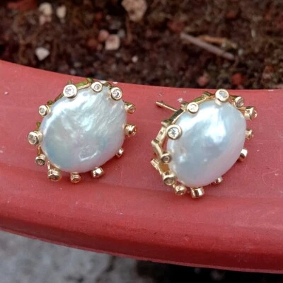 Серьги-гвоздики с культивированным белым жемчугом и позолотой с фианитом - Изображение 1 из 4