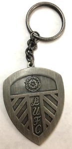 LLAVERO OFICIAL LEEDS UNITED JUNIOR MIEMBRO ANTIGUO ESCUDO PLATA - Imagen 1 de 2