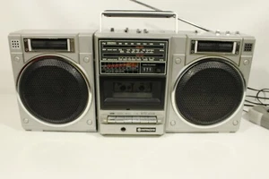 HITACHI TRK-2200HC, FM/AM/SW radio/cassette- boombox. (ref J 991) - Picture 1 of 12