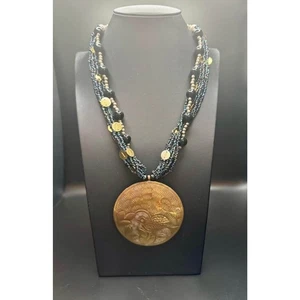 Collana con ciondolo uccellino inciso in ottone artigianale vintage con colletto di perline - Foto 1 di 10