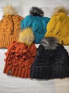 Handgefertigte gehäkelte Beanie Mütze mit abnehmbarem Kunstfellbommel, warm kuschelig - Bild 1 von 16