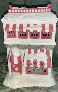 Abt. 56 Simple Traditions Holly Lane Süßwarenladen Schneedorf beleuchtetes Haus - Bild 1 von 10