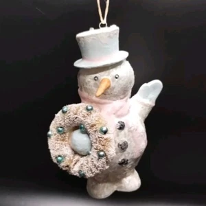 Bethany Lowe Designs Pastell Schneemann hält Kranz Weihnachtsschmuck - Bild 1 von 21