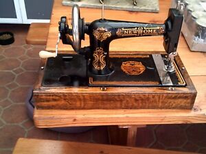 ANTIQUE 1905 NEW HOME CAST IRON HAND CRANK SEWING MACHINE WITH PROTECTIVE CASING