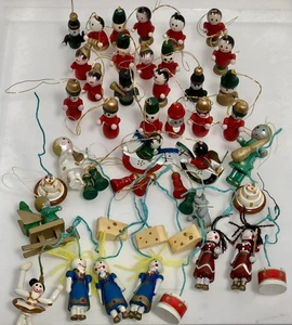 Vintage Lot/48 Holz Miniatur Weihnachtsschmuck Weihnachtsmann Schneemann Schlitten Schaukel Engel - Bild 1 von 6