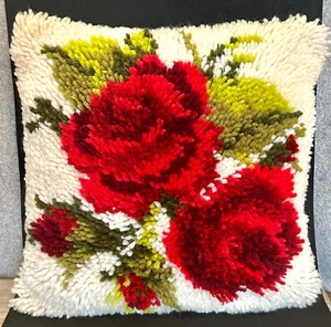 Vintage 70s Latch Hook Spring Flower Rose Decorative Pillow 11x11 Cream Backing - Picture 1 of 4