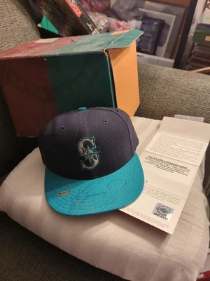 Ken Griffey, Jr. signed Baseball Cap - Upper Deck with box  - Image 1 of 4