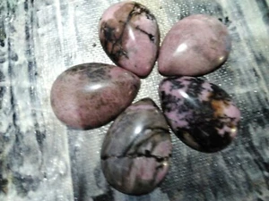 Natural Rhodonite Cabachon, Teardrop, 30x22x6-7mm, 5 pce. Mixed - Bild 1 von 3