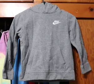 Nike Sportswear Club Fleece bestickt Logo Hoodie Pullover grau Größe 7/L 6-7 - Bild 1 von 5