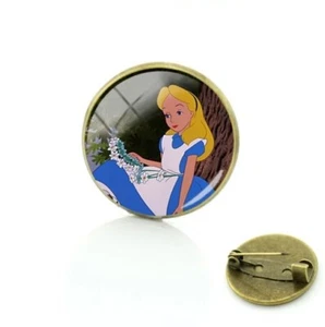 ALICE IN WONDERLAND - CABOCHON-STYLE BROOCH - Picture 1 of 1