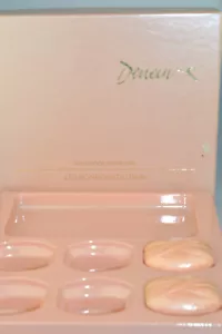 ZWEI UNBENUTZTE KLEINE CATHERINE DENEUVE 1,3 UNZEN SEIFEN IN ORIGINAL BONBONS DU BAIN BOX - Bild 1 von 5