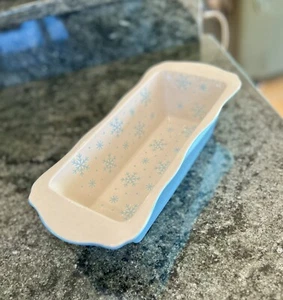10 Strawberry Street Snowy Day Keramik 13 Zoll Blau Schneeflocke Laib Pfanne CC02B24020 - Bild 1 von 7